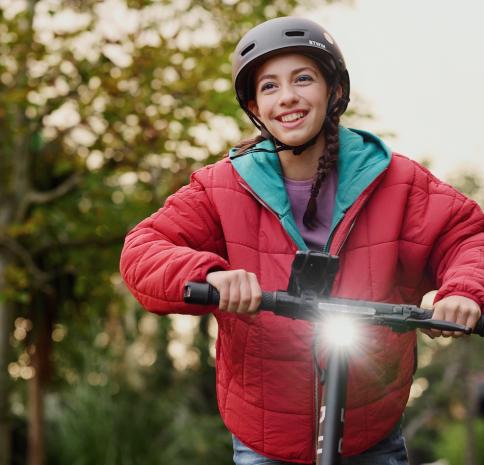 Junges Mädchen, das ein Handy hochhält, um ein Foto mit ihren Eltern zu machen.