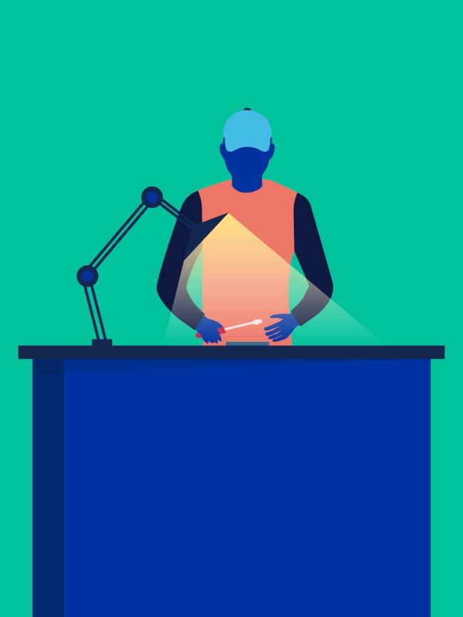 Tekniker, der reparerer en enhed på et værksted