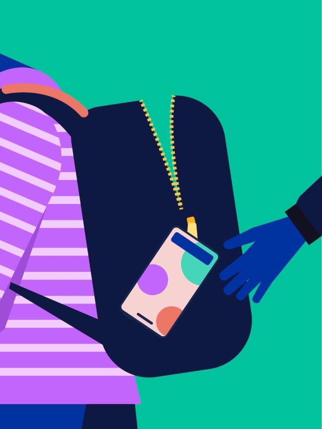 Hånd som strekker seg inn i en ryggsekk for å stjele en mobiltelefon