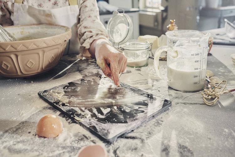 En Telenor-enhet som ligger på kjøkkenbenken dekket av bakeingredienser