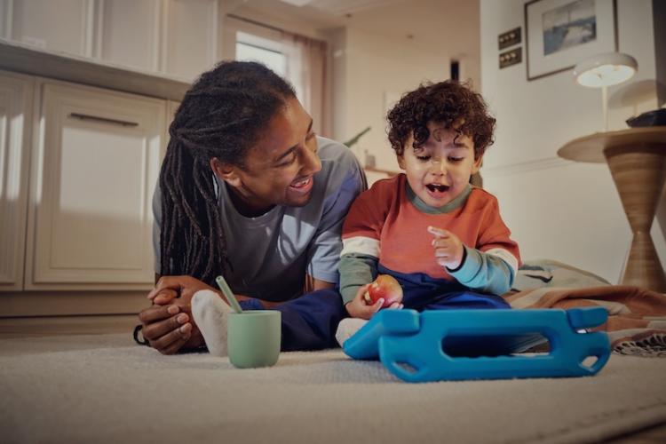 Mand og barn med en SquareTrade-enhed