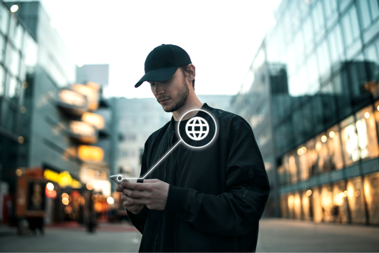 Mann mit SquareTrade-Gerät