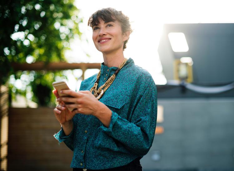 Frau mit SquareTrade-Gerät